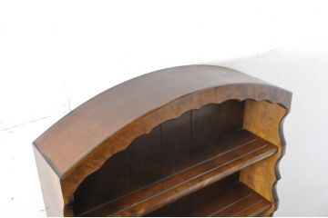 中古　美品　国産　職人手造り　カバ(樺)材　随所に光る職人技が目を惹く民芸家具風カップボード(食器棚、キャビネット、収納棚、戸棚、飾り棚)(R-064552)