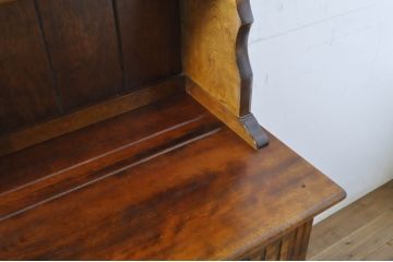 中古　美品　国産　職人手造り　カバ(樺)材　随所に光る職人技が目を惹く民芸家具風カップボード(食器棚、キャビネット、収納棚、戸棚、飾り棚)(R-064552)