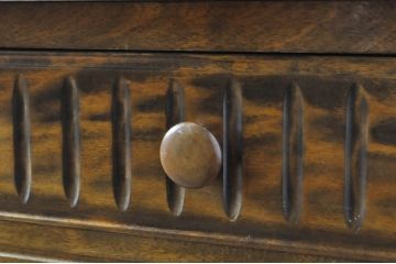 中古　美品　国産　職人手造り　カバ(樺)材　随所に光る職人技が目を惹く民芸家具風カップボード(食器棚、キャビネット、収納棚、戸棚、飾り棚)(R-064552)