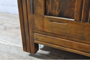 中古　美品　国産　職人手造り　カバ(樺)材　随所に光る職人技が目を惹く民芸家具風カップボード(食器棚、キャビネット、収納棚、戸棚、飾り棚)(R-064552)
