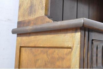 中古　美品　国産　職人手造り　カバ(樺)材　随所に光る職人技が目を惹く民芸家具風カップボード(食器棚、キャビネット、収納棚、戸棚、飾り棚)(R-064552)