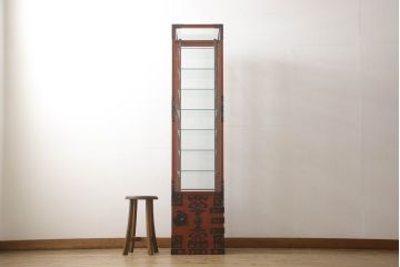 中古　手打ち金具と朱塗りのコントラストが美しい米沢箪笥ガラスケース(ショーケース、飾り棚、店舗什器)(R-064554)