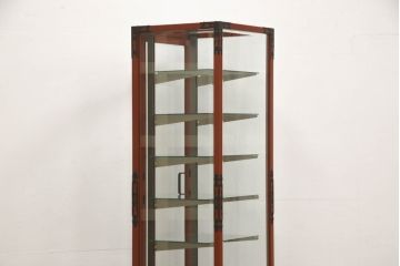 中古　手打ち金具と朱塗りのコントラストが美しい米沢箪笥ガラスケース(ショーケース、飾り棚、店舗什器)(R-064554)