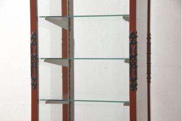 中古　手打ち金具と朱塗りのコントラストが美しい米沢箪笥ガラスケース(ショーケース、飾り棚、店舗什器)(R-064554)