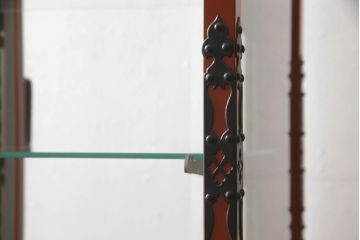 中古　手打ち金具と朱塗りのコントラストが美しい米沢箪笥ガラスケース(ショーケース、飾り棚、店舗什器)(R-064554)