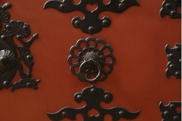 中古　手打ち金具と朱塗りのコントラストが美しい米沢箪笥ガラスケース(ショーケース、飾り棚、店舗什器)(R-064554)
