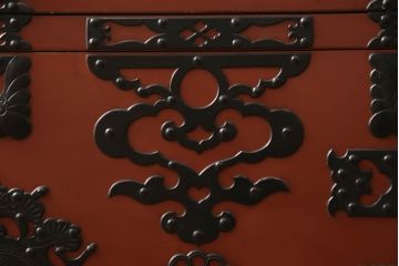 中古　手打ち金具と朱塗りのコントラストが美しい米沢箪笥ガラスケース(ショーケース、飾り棚、店舗什器)(R-064554)