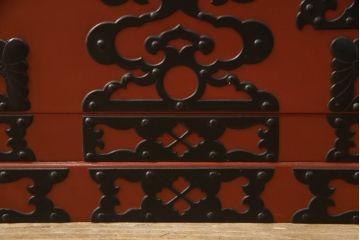 中古　手打ち金具と朱塗りのコントラストが美しい米沢箪笥ガラスケース(ショーケース、飾り棚、店舗什器)(R-064554)