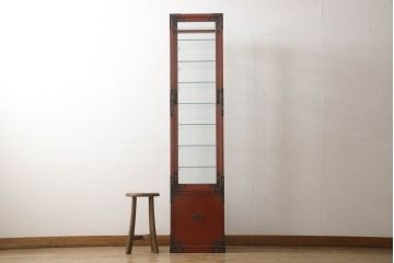 中古　手打ち金具と朱塗りのコントラストが美しい米沢箪笥ガラスケース(ショーケース、飾り棚、店舗什器)(R-064554)