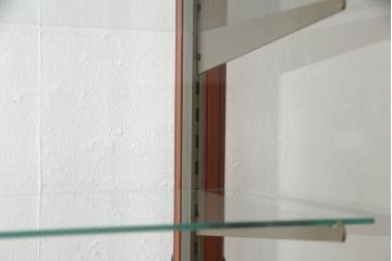 中古　手打ち金具と朱塗りのコントラストが美しい米沢箪笥ガラスケース(ショーケース、飾り棚、店舗什器)(R-064554)