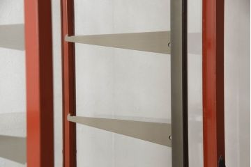 中古　手打ち金具と朱塗りのコントラストが美しい米沢箪笥ガラスケース(ショーケース、飾り棚、店舗什器)(R-064554)