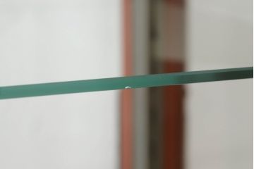 中古　手打ち金具と朱塗りのコントラストが美しい米沢箪笥ガラスケース(ショーケース、飾り棚、店舗什器)(R-064554)
