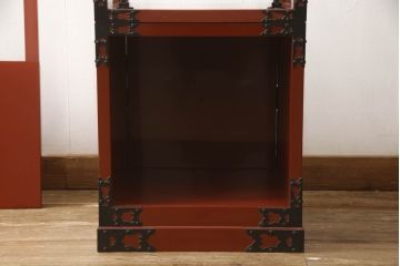中古　手打ち金具と朱塗りのコントラストが美しい米沢箪笥ガラスケース(ショーケース、飾り棚、店舗什器)(R-064554)