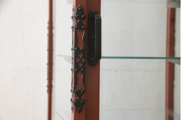 中古　手打ち金具と朱塗りのコントラストが美しい米沢箪笥ガラスケース(ショーケース、飾り棚、店舗什器)(R-064554)