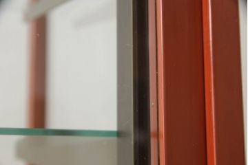 中古　手打ち金具と朱塗りのコントラストが美しい米沢箪笥ガラスケース(ショーケース、飾り棚、店舗什器)(R-064554)
