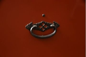 中古　手打ち金具と朱塗りのコントラストが美しい米沢箪笥ガラスケース(ショーケース、飾り棚、店舗什器)(R-064554)
