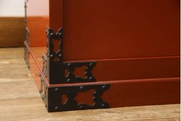中古　手打ち金具と朱塗りのコントラストが美しい米沢箪笥ガラスケース(ショーケース、飾り棚、店舗什器)(R-064554)