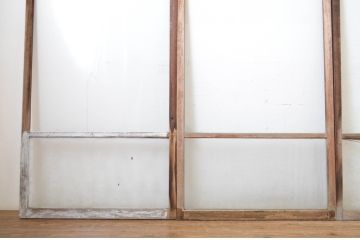 アンティーク建具　ペイント仕上げ限定　シンプルなデザインで取り入れやすいガラス窓4枚セット(ガラス戸、引き戸)(R-064556)