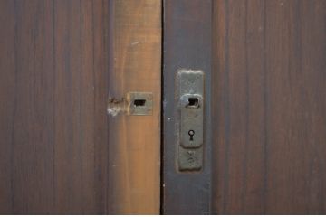アンティーク建具　古い欅(ケヤキ)材の鏡板が趣を醸し出している小さな窓2枚セット(ガラス戸、引き戸)(R-064561)