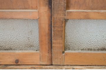 アンティーク建具　古い欅(ケヤキ)材の鏡板が趣を醸し出している小さな窓2枚セット(ガラス戸、引き戸)(R-064561)