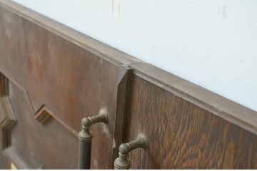 ビンテージ建具　永田良介商店　ペイント仕上げ限定　クラシカルな佇まいが上品な小扉2枚セット(両開きドア1対、窓、木製ドア、収納建具、ヴィンテージ)(R-064573)