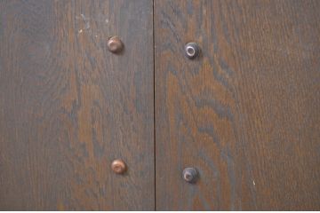 ビンテージ建具　永田良介商店　ペイント仕上げ限定　クラシカルな佇まいが上品な小扉2枚セット(両開きドア1対、窓、木製ドア、収納建具、ヴィンテージ)(R-064573)