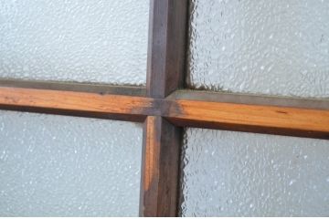 アンティーク建具　経年を感じさせる木味が魅力のガラス戸1枚(引き戸)(R-064595)