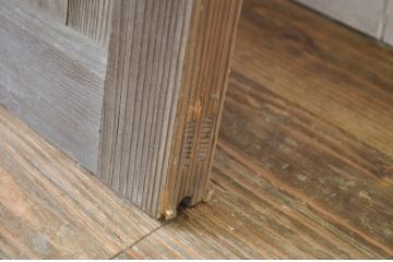 アンティーク建具　古い木味が趣を醸し出す小さな引き戸1枚(くぐり戸、潜戸、窓、ガラス戸)(R-064598)