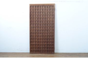 アンティーク建具　味わい深い木味が懐かしい雰囲気を醸し出すマス目(升目)格子扉1枚(きつね格子、狐格子、ドア、格子戸、板戸、木製ドア)(R-064603)
