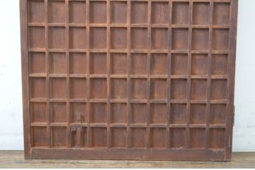 アンティーク建具　味わい深い木味が懐かしい雰囲気を醸し出すマス目(升目)格子扉1枚(きつね格子、狐格子、ドア、格子戸、板戸、木製ドア)(R-064603)