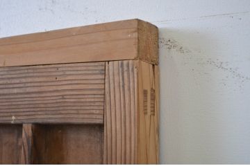 アンティーク建具　味わい深い木味が懐かしい雰囲気を醸し出すマス目(升目)格子扉1枚(きつね格子、狐格子、ドア、格子戸、板戸、木製ドア)(R-064603)