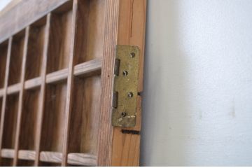 アンティーク建具　味わい深い木味が懐かしい雰囲気を醸し出すマス目(升目)格子扉1枚(きつね格子、狐格子、ドア、格子戸、板戸、木製ドア)(R-064603)