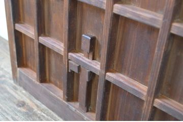 アンティーク建具　味わい深い木味が懐かしい雰囲気を醸し出すマス目(升目)格子扉1枚(きつね格子、狐格子、ドア、格子戸、板戸、木製ドア)(R-064603)