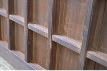 アンティーク建具　味わい深い木味が懐かしい雰囲気を醸し出すマス目(升目)格子扉1枚(きつね格子、狐格子、ドア、格子戸、板戸、木製ドア)(R-064603)