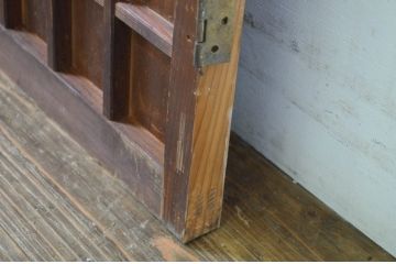アンティーク建具　味わい深い木味が懐かしい雰囲気を醸し出すマス目(升目)格子扉1枚(きつね格子、狐格子、ドア、格子戸、板戸、木製ドア)(R-064603)
