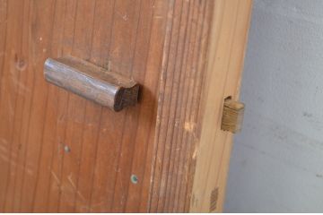 アンティーク建具　味わい深い木味が懐かしい雰囲気を醸し出すマス目(升目)格子扉1枚(きつね格子、狐格子、ドア、格子戸、板戸、木製ドア)(R-064603)