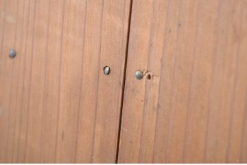 アンティーク建具　味わい深い木味が懐かしい雰囲気を醸し出すマス目(升目)格子扉1枚(きつね格子、狐格子、ドア、格子戸、板戸、木製ドア)(R-064603)
