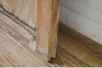 アンティーク建具　古い木味が懐かしい雰囲気漂うガラス戸1枚(引き戸)(R-064606)