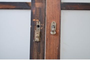 アンティーク建具　経年によって増した味わいが魅力的な横桟ガラス戸2枚セット(引き戸)(R-064613)