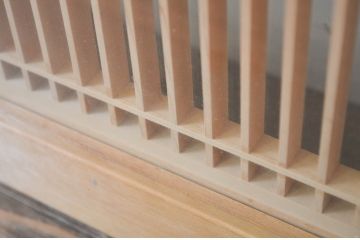 ビンテージ建具　両面ガラス　繊細な格子が目を惹く筬(おさ)欄間1枚(明り取り、明かり取り、オサランマ、ヴィンテージ、建具)(R-064628)