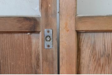 アンティーク建具　縦桟リメイク!!　レトロな空間づくりにおすすめのガラス戸2枚セット(引き戸)(R-064635)