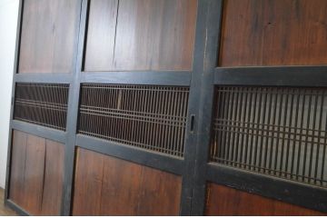アンティーク建具　使い込まれた雰囲気の格子帯戸3枚セット(引き戸、板戸、格子戸)(R-064641)