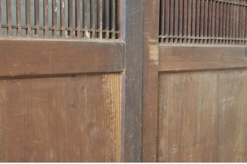 アンティーク建具　使い込まれた雰囲気の格子帯戸3枚セット(引き戸、板戸、格子戸)(R-064641)