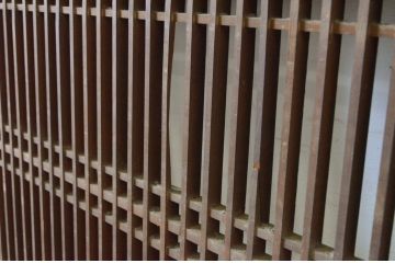 アンティーク建具　使い込まれた雰囲気の格子帯戸3枚セット(引き戸、板戸、格子戸)(R-064641)