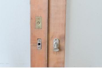 アンティーク建具　上手物!!　腰板欅(ケヤキ)材　和の空間作りにおすすめの玄関戸2枚セット(ガラス戸、引き戸)(R-064642)