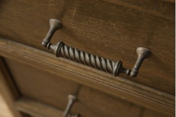 和製ビンテージ　神戸洋家具　優美な彫刻デザインが目を惹く和タンス(着物箪笥、収納たんす、衣装箪笥、整理箪笥、引き出し、ヴィンテージ)(R-064662)
