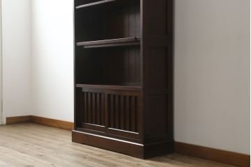 中古　北海道民芸家具　シンプルながらもクラシカルな雰囲気漂う本棚(書棚、ブックシェルフ、キャビネット、収納棚、飾り棚)(R-064666)