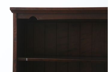 中古　北海道民芸家具　シンプルながらもクラシカルな雰囲気漂う本棚(書棚、ブックシェルフ、キャビネット、収納棚、飾り棚)(R-064666)