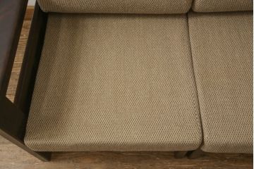中古　北海道民芸家具　直線的なシルエットと落ち着いた色合いが素敵な2人掛けソファ(二人掛け、2P、アームソファ)(R-064667)