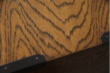和製ビンテージ　国産職人手造り　内部桐材　前面ナラ材　品よくデザインされた黒い金具が魅力の民芸衣装箪笥(整理箪笥、引き出し、洋服タンス、収納たんす、サイドチェスト、ヴィンテージ)(R-064670)